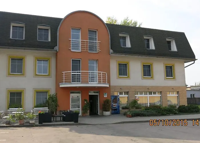 Hotel Ned Hockey